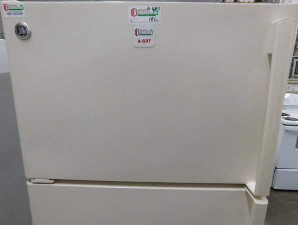 18 CU. FT. (ALMOST NEW) (BISQUE) GE TOP FREEZER REFRIGERATOR  A-697 - Image 2