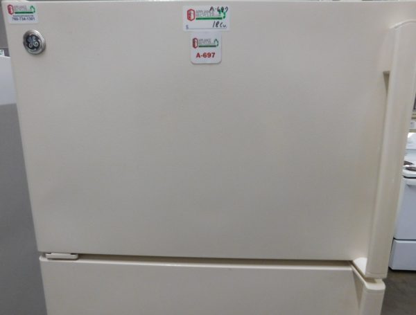 18 CU. FT. (ALMOST NEW) (BISQUE) GE TOP FREEZER REFRIGERATOR  A-697 - Image 3