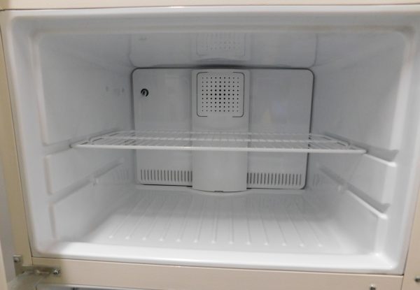 18 CU. FT. (ALMOST NEW) (BISQUE) GE TOP FREEZER REFRIGERATOR  A-697 - Image 6