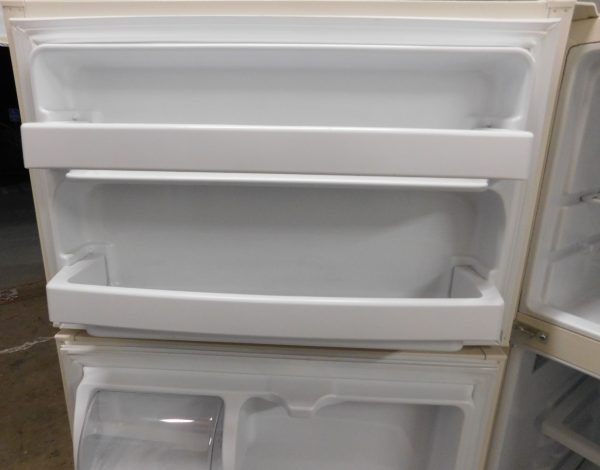 18 CU. FT. (ALMOST NEW) (BISQUE) GE TOP FREEZER REFRIGERATOR  A-697 - Image 8