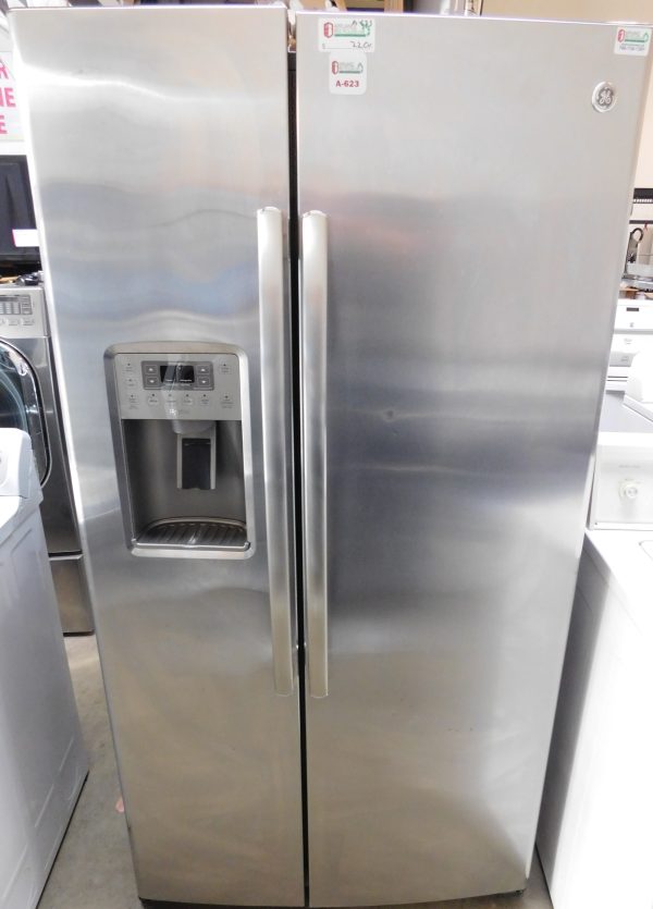 22 CU. FT. GENERAL ELECTRIC SIDE-BY-SIDE REFRIGERATOR & FREEZER (WITH ICE & WATER DISPENSER) (STAINLESS STEEL)  A-623