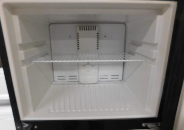 10 CU. FT. WHIRLPOOL TOP FREEZER REFRIGERATOR  A-687 - Image 5