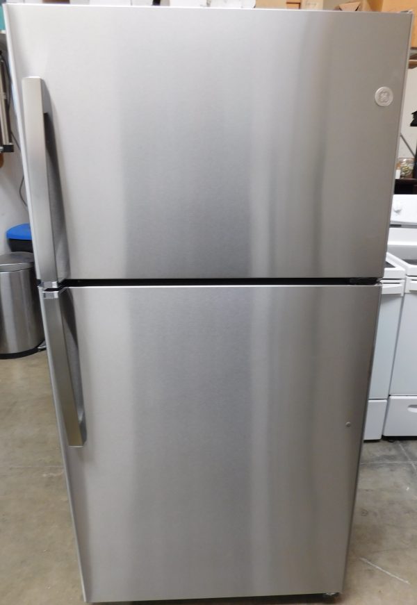 22 CU. FT. (ALMOST NEW) (STAINLESS STEEL) (ICE MAKER) GE TOP FREEZER REFRIGERATOR  A-335