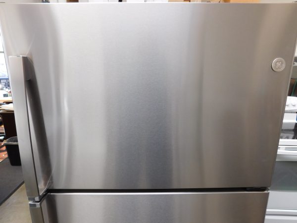 22 CU. FT. (ALMOST NEW) (STAINLESS STEEL) (ICE MAKER) GE TOP FREEZER REFRIGERATOR  A-335 - Image 2