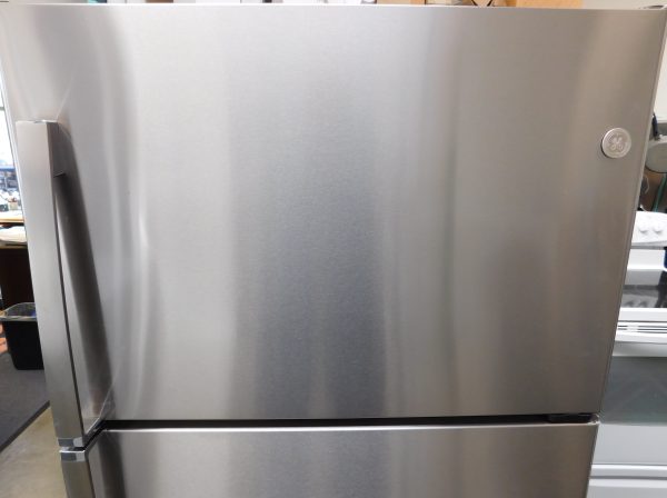 22 CU. FT. (ALMOST NEW) (STAINLESS STEEL) (ICE MAKER) GE TOP FREEZER REFRIGERATOR  A-335 - Image 3