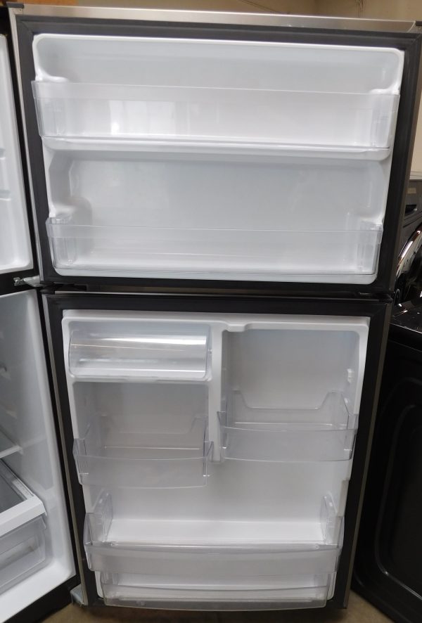 22 CU. FT. (ALMOST NEW) (STAINLESS STEEL) (ICE MAKER) GE TOP FREEZER REFRIGERATOR  A-335 - Image 9