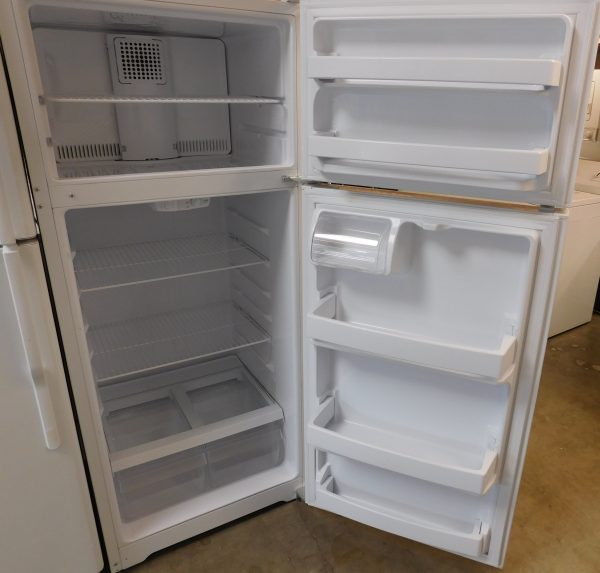 18 CU. FT. (LIKE NEW) (WIRE SHELVES) GE TOP FREEZER REFRIGERATOR  A-671-B - Image 4