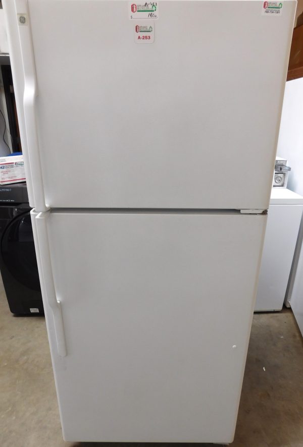 18 CU. FT. (LIKE NEW) GE TOP FREEZER REFRIGERATOR  A-253