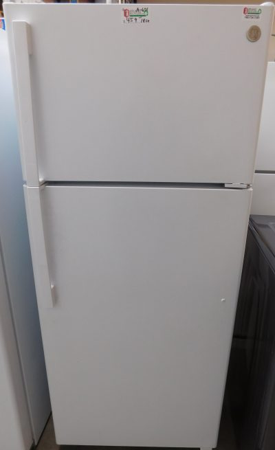 18 CU. FT. (LIKE NEW) (GLASS SHELVES) GE TOP FREEZER REFRIGERATOR  A-671