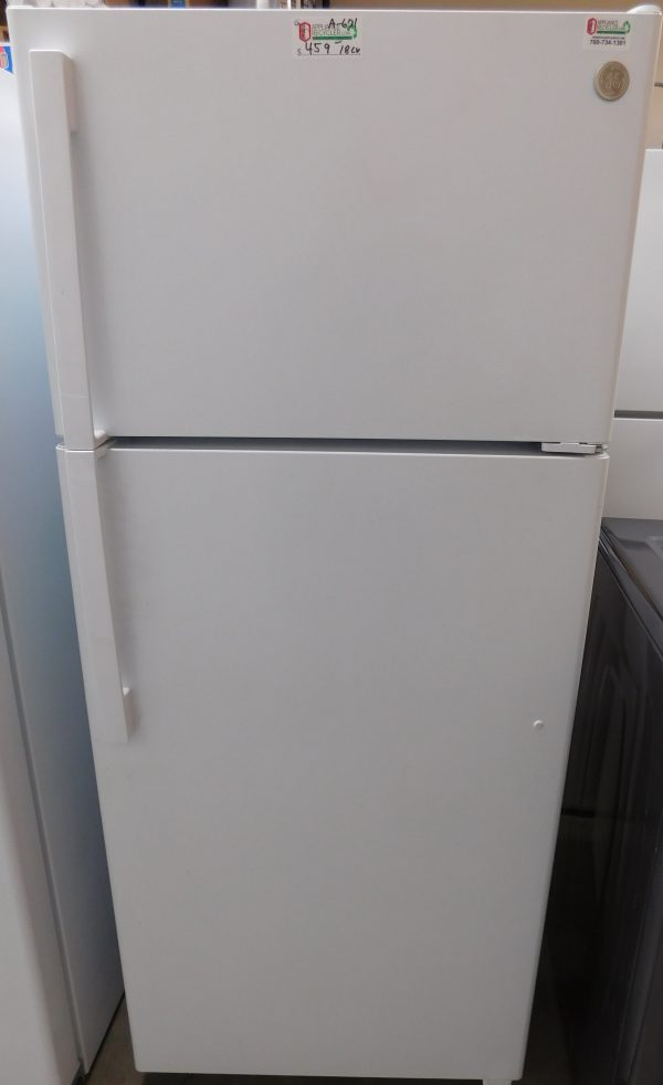 18 CU. FT. (LIKE NEW) (GLASS SHELVES) GE TOP FREEZER REFRIGERATOR  A-671