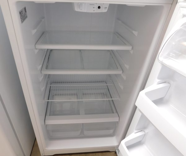18 CU. FT. (LIKE NEW) (GLASS SHELVES) GE TOP FREEZER REFRIGERATOR  A-671 - Image 3