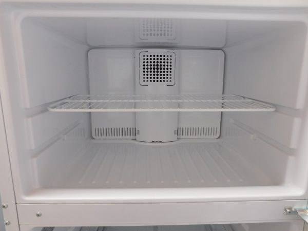 18 CU. FT. (LIKE NEW) (GLASS SHELVES) GE TOP FREEZER REFRIGERATOR  A-671 - Image 4