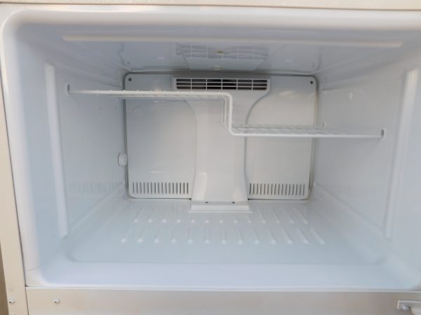 18 CU. FT. GE TOP FREEZER REFRIGERATOR  A-557 - Image 4