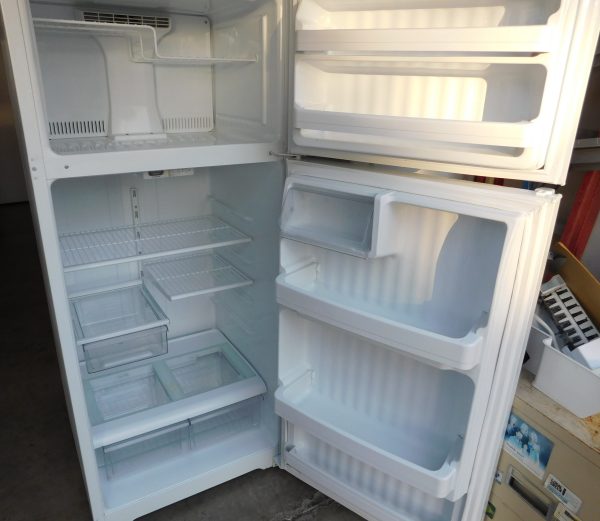 18 CU. FT. GE TOP FREEZER REFRIGERATOR  A-565 - Image 4