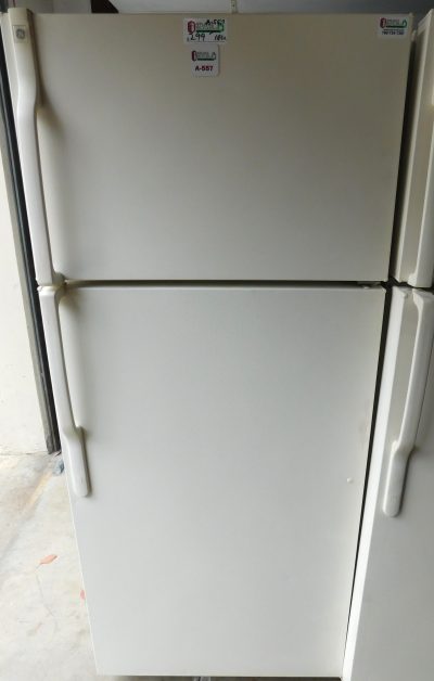 18 CU. FT. GE TOP FREEZER REFRIGERATOR  A-557