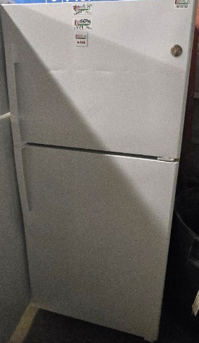 19 CU. FT. (ALMOST NEW) (WITH ICE MAKER) GE (DISCOUNTED-DENTS FREEZER DOOR) TOP FREEZER REFRIGERATOR  A-549D