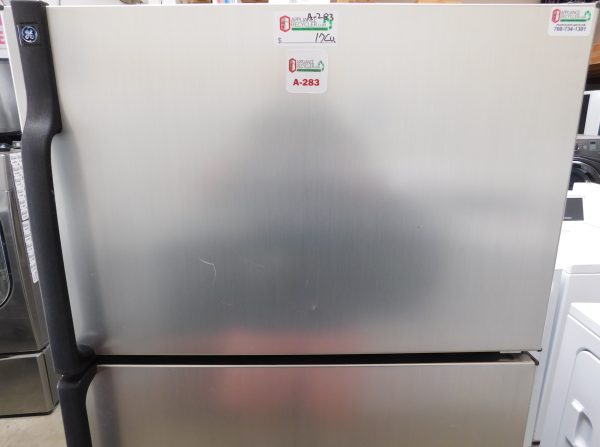 17 CU. FT. (SATIN STAINLESS COLOR) (GLASS SHELVES) GE TOP FREEZER REFRIGERATOR  A-283 - Image 2