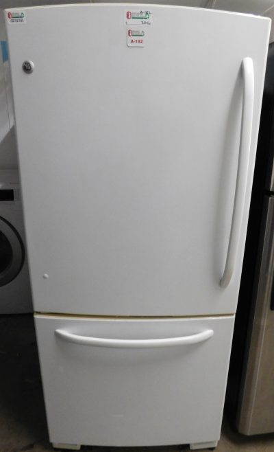 20 CU. FT. GENERAL ELECTRIC (GLASS SHELVES) (WITH ICE MAKER) BOTTOM FREEZER REFRIGERATOR  A-182