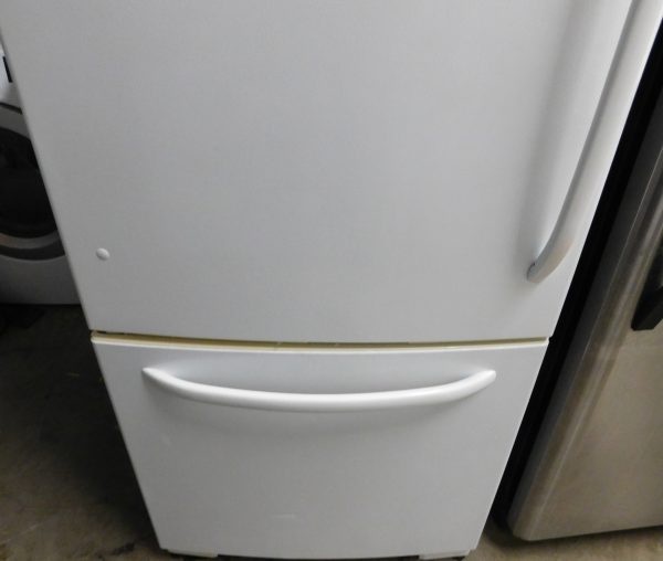 20 CU. FT. GENERAL ELECTRIC (GLASS SHELVES) (WITH ICE MAKER) BOTTOM FREEZER REFRIGERATOR  A-182 - Image 4