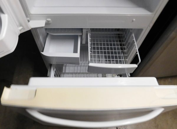 20 CU. FT. GENERAL ELECTRIC (GLASS SHELVES) (WITH ICE MAKER) BOTTOM FREEZER REFRIGERATOR  A-182 - Image 5