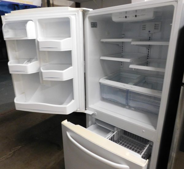 20 CU. FT. GENERAL ELECTRIC (GLASS SHELVES) (WITH ICE MAKER) BOTTOM FREEZER REFRIGERATOR  A-182 - Image 6