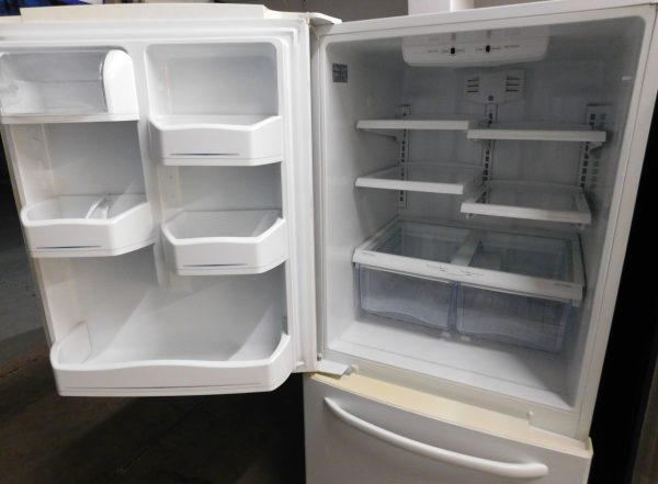 20 CU. FT. GENERAL ELECTRIC (GLASS SHELVES) (WITH ICE MAKER) BOTTOM FREEZER REFRIGERATOR  A-182 - Image 8