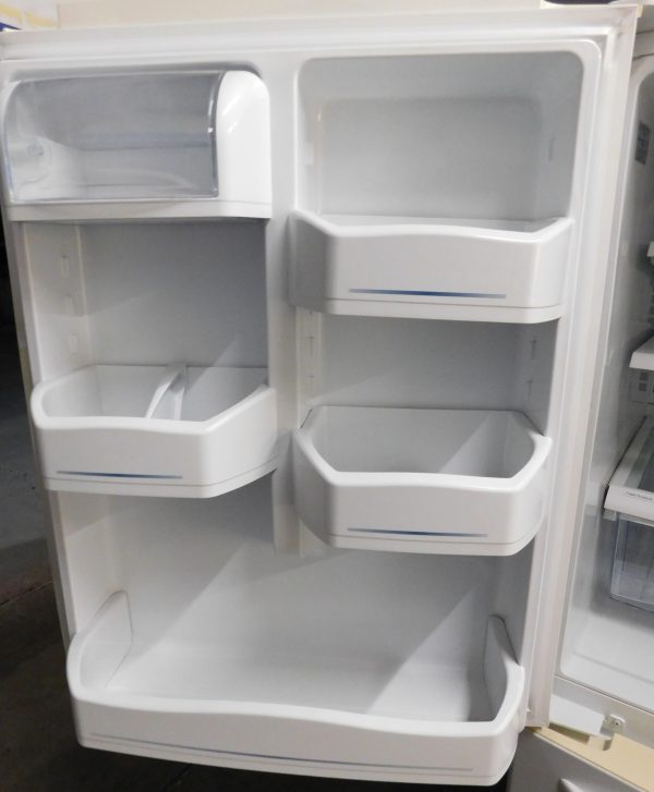 20 CU. FT. GENERAL ELECTRIC (GLASS SHELVES) (WITH ICE MAKER) BOTTOM FREEZER REFRIGERATOR  A-182 - Image 9