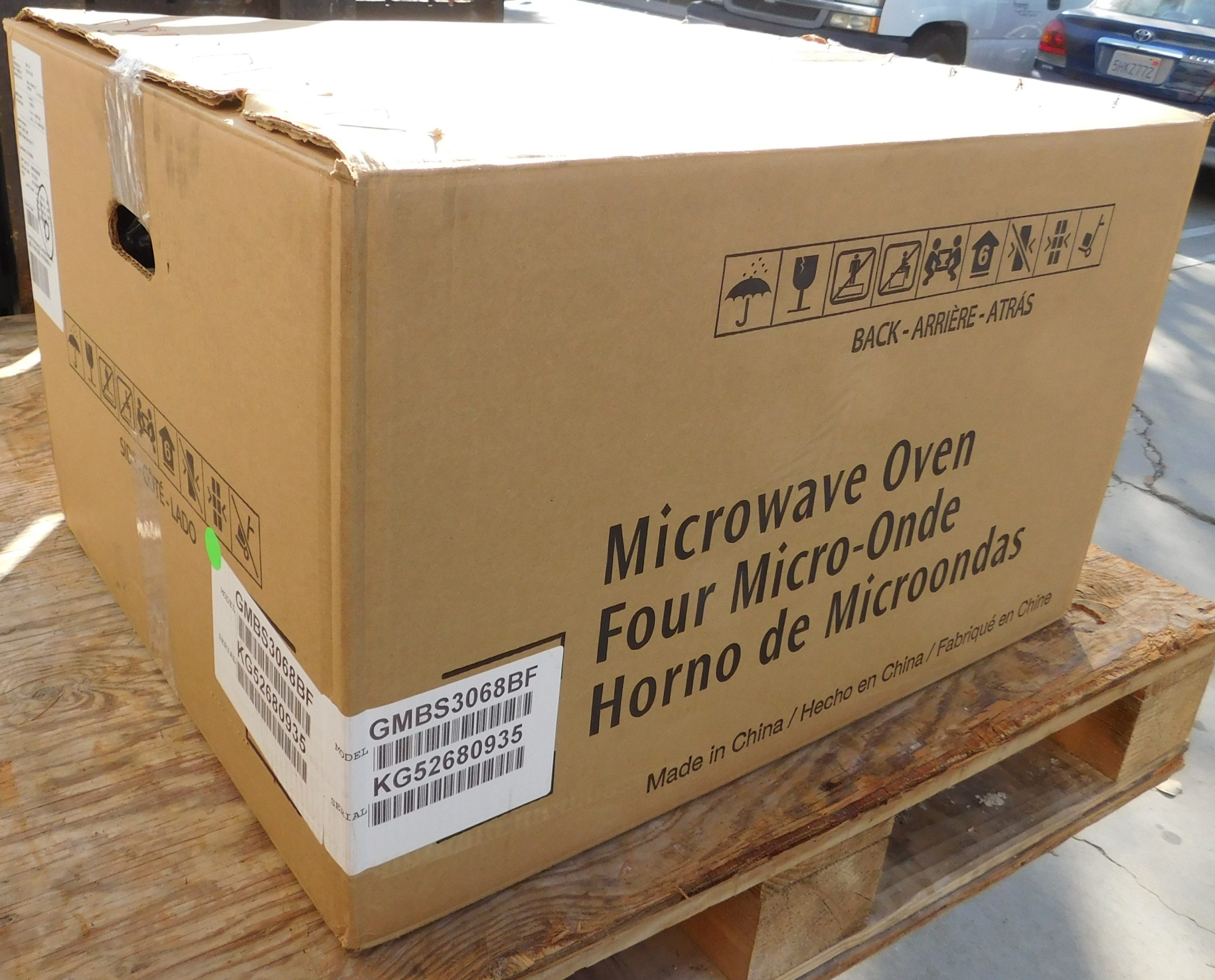 NEW FRIGIDAIRE MICROWAVE- (WITH PARTS) PRODUCT ID#A-10,005 - Image 8