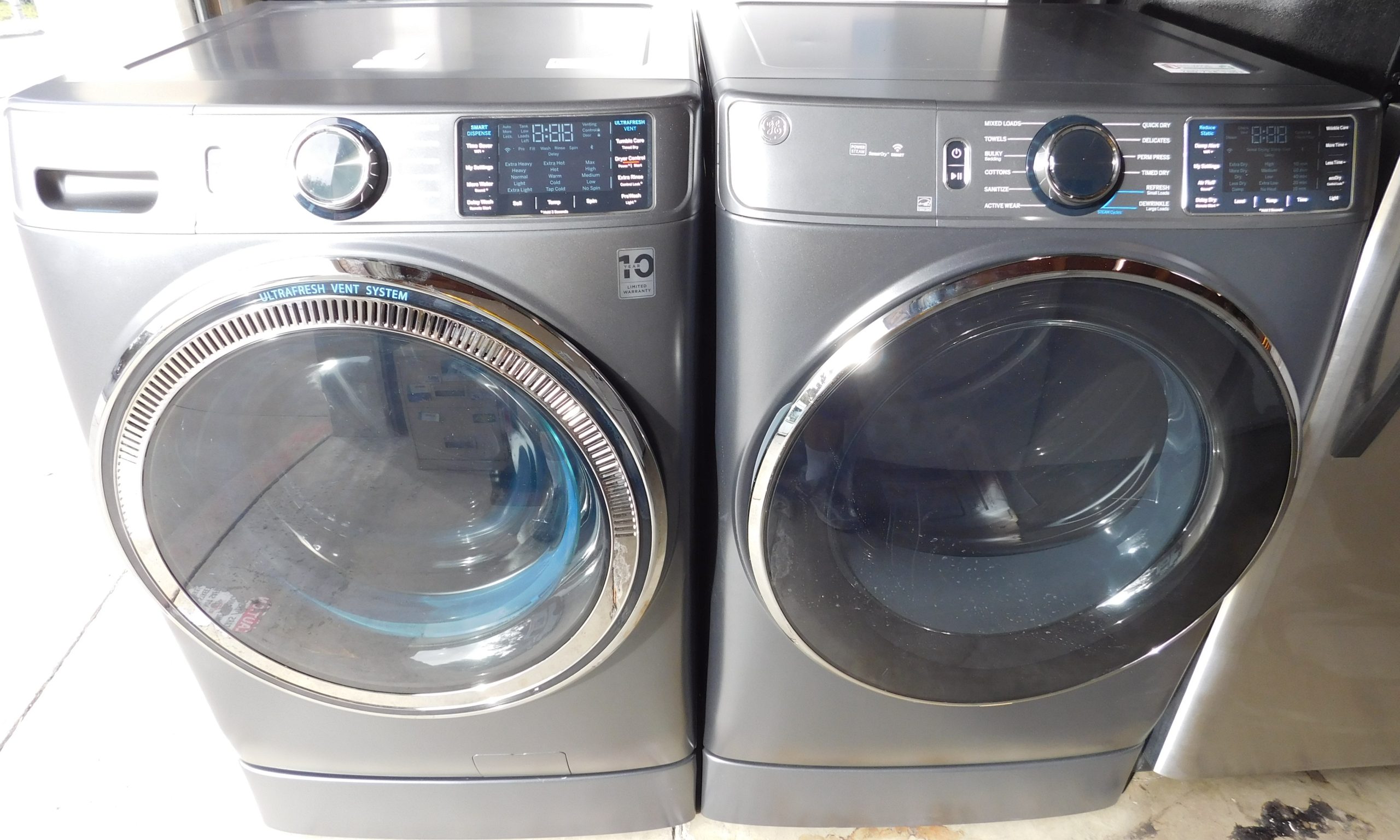 GENERAL ELECTRIC (NEW) WASHER AND GAS DRYER SET (ON MINI PEDISTAL) - (FRONT LOAD) PRODUCT ID# A-229