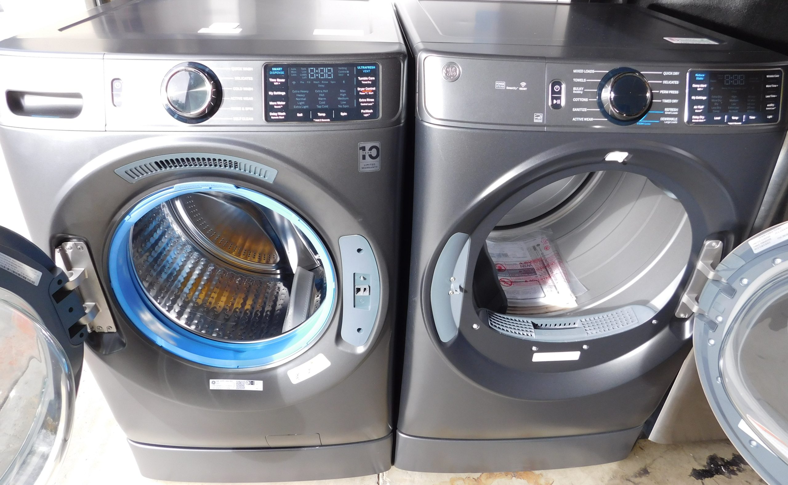 GENERAL ELECTRIC (NEW) WASHER AND GAS DRYER SET (ON MINI PEDISTAL) - (FRONT LOAD) PRODUCT ID# A-229 - Image 2