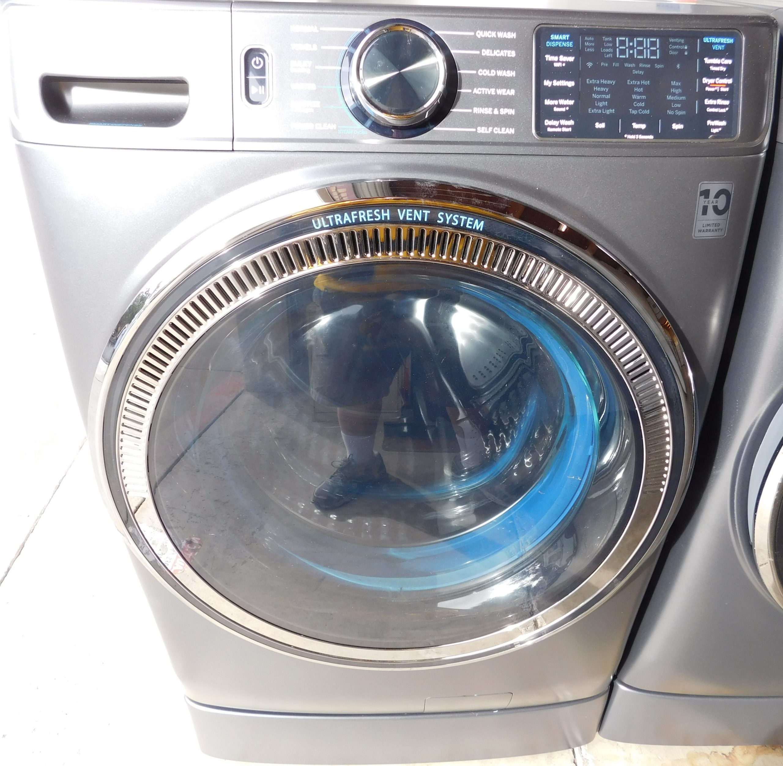 GENERAL ELECTRIC (NEW) WASHER AND GAS DRYER SET (ON MINI PEDISTAL) - (FRONT LOAD) PRODUCT ID# A-229 - Image 3