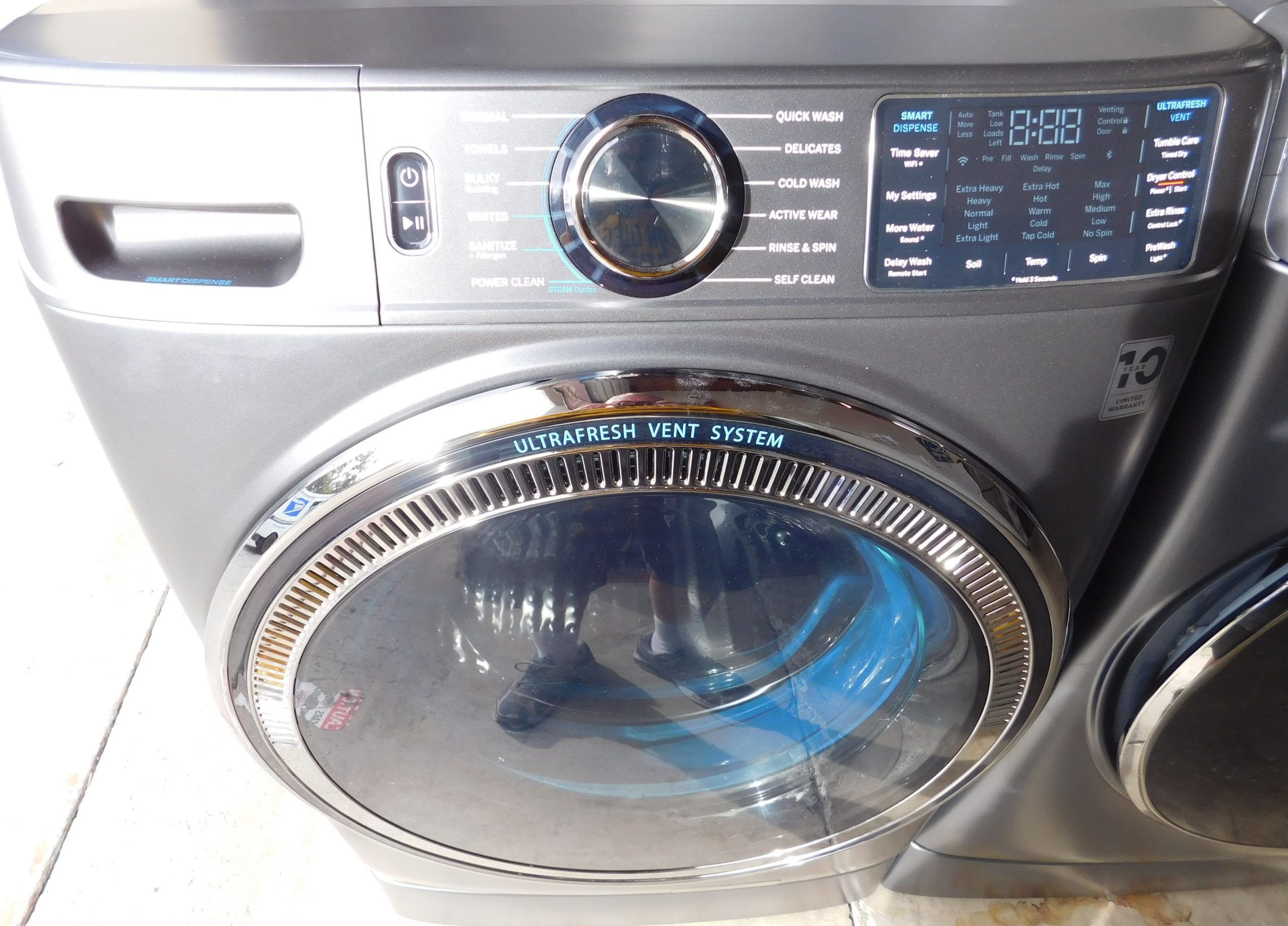 GENERAL ELECTRIC (NEW) WASHER AND GAS DRYER SET (ON MINI PEDISTAL) - (FRONT LOAD) PRODUCT ID# A-229 - Image 4